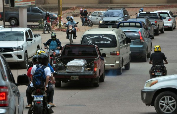 The coffin of a victim of COVID-19 is transported in a pick-up truck to a lot acquired by the Central District Municipal Mayoralty next to the Jardin de Los Angeles cemetery to bury victims of the novel coronavirus, in Tegucigalpa on June 12, 2020. - The pandemic has killed at least 421,691 people worldwide since it surfaced in China late last year, according to an AFP tally at 1100 GMT on Friday, based on official sources. Latin America has become the epicentre of the pandemic with more than 73,600 deaths, over half of which have been in Brazil. (Photo by Orlando SIERRA / AFP)