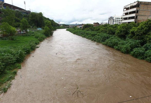 Hallan cadáver flotando en un río de Comayagüela   