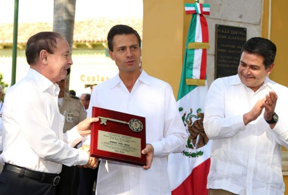 Enrique Peña Nieto recibe las llaves de Comayagua