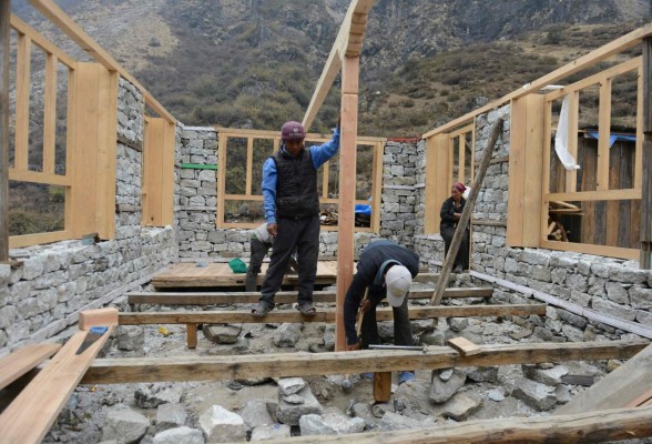 Un año después del sismo, Nepal sigue sin ayuda