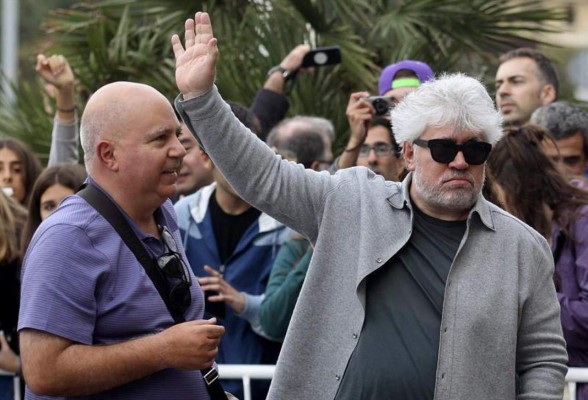 Almodóvar dice estar al día con sus obligaciones tributarias