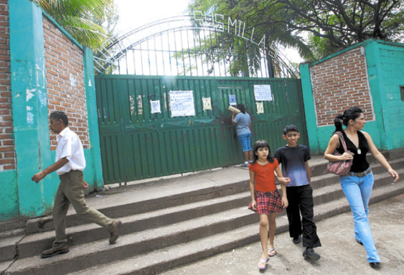 Enjuiciarán a maestros que no entreguen colegios
