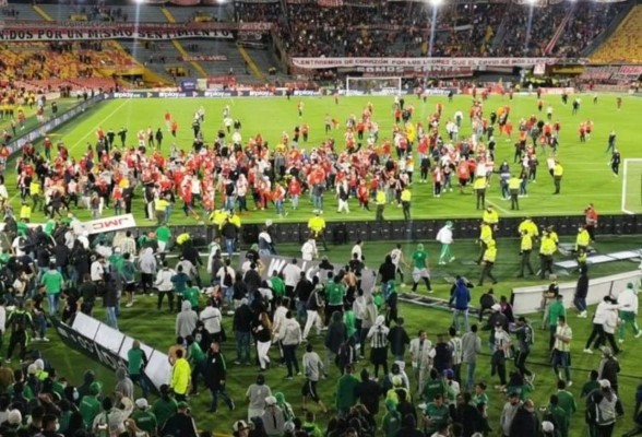 Colombia: Invasión al campo y sangrienta pelea entre aficionados en su regreso a los estadios