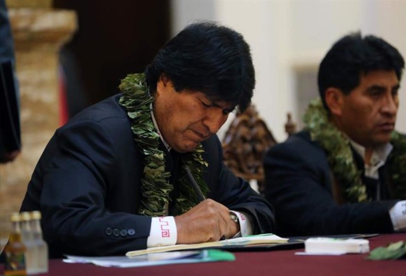 Morales firma la legalización de nuevos cocales en Bolivia con críticas a EE.UU.