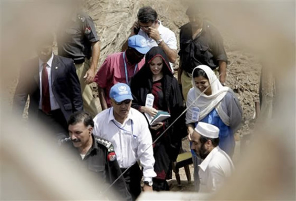 Angelina Jolie visita a damnificados en Pakistán