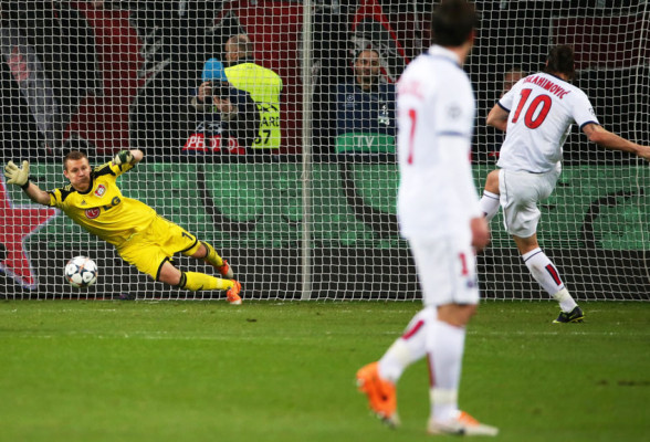 Ibrahimovic pone al PSG con un pie y medio en cuartos de final