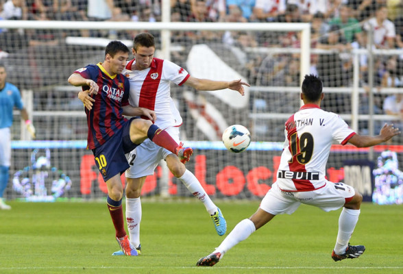 El Barça aniquila a un valiente Rayo Vallecano con triplete de Pedro