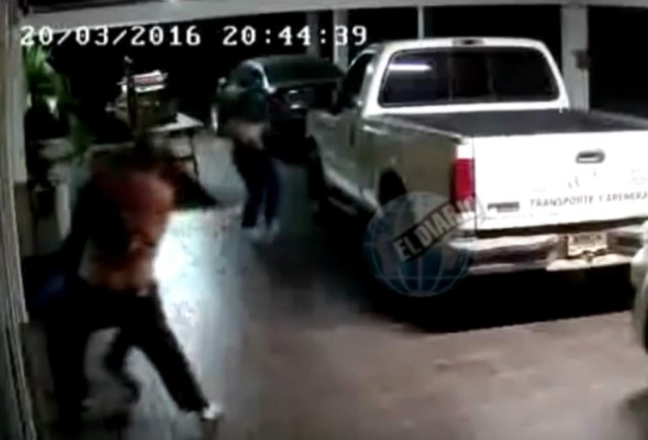 Video: Hombre lucha por su vida contra tres sicarios