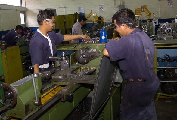 Aumenta demanda de estudiantes de mecánica, pero no hay trabajo