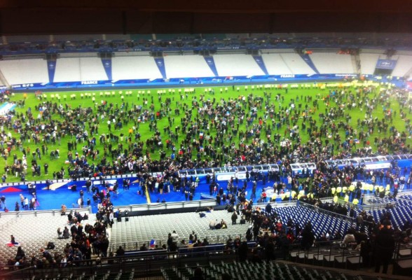Miles de aficionados fueron evacuados primero a la cancha y luego a las afueras del estadio.