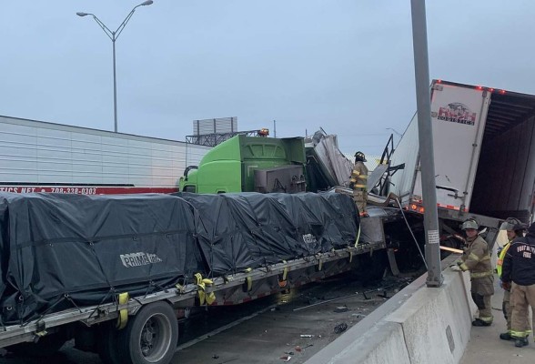 Choque de más 100 autos y camiones deja varios muertos en Texas