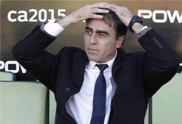 ¡Insólito! DT de Ecuador sufre dura lesión