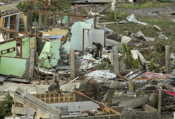 Vídeo: Unos 1,200 muertos deja paso de tifón Haiyan en Filipinas