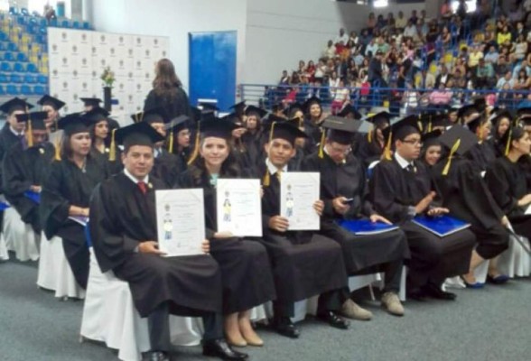Gradúan a más de 200 profesionales en la Unah