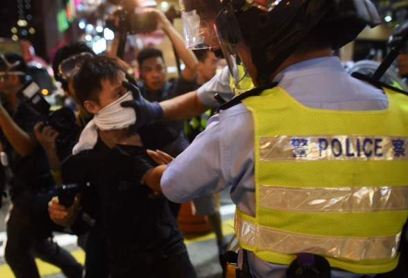 Policía de Hong Kong reprime nuevamente protestas de estudiantes