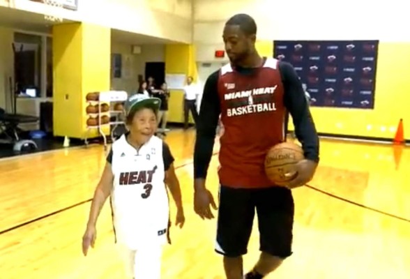 Una anciana recibió como regalo de cumpleaños jugar contra Dwyane Wade. Foto YouTube.