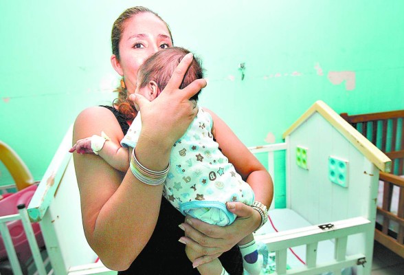 Dinaf dará cien niños hondureños en adopción en este año