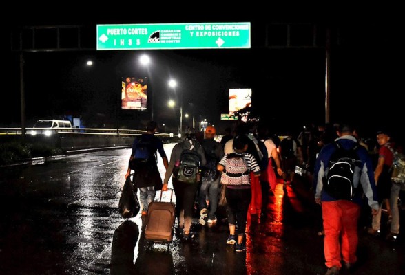 Una pequeña caravana de inmigrantes hondureños sale hacia Estados Unidos