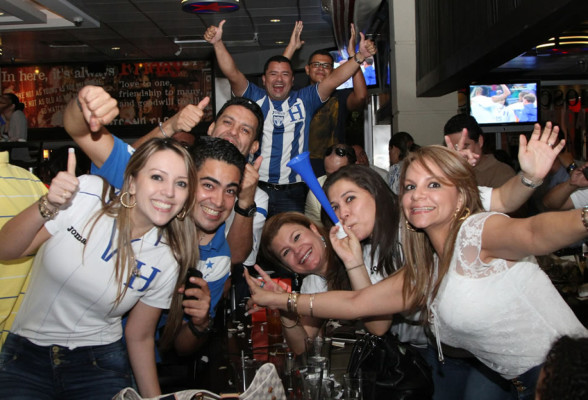 Así celebraron los hondureños el Aztecazo ante México