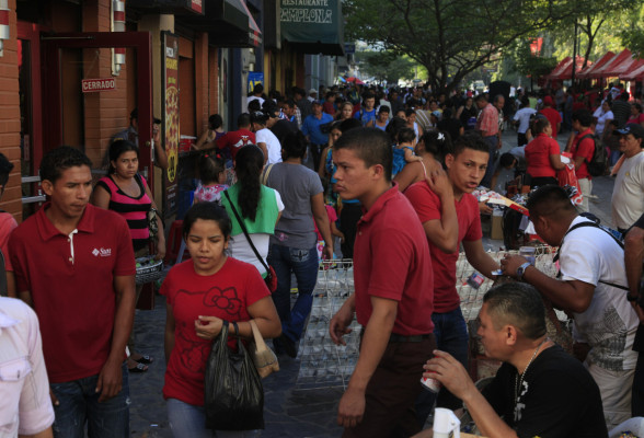 Compradores de última hora abarrotan los comercios