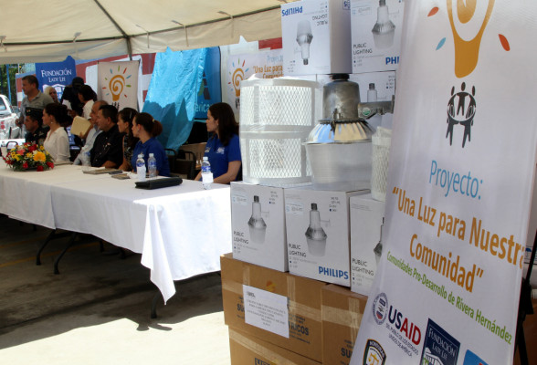 Donan 350 lámparas para iluminar la Rivera Hernández