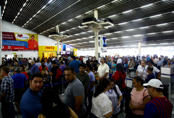 Miles regresan a casa tras vacaciones