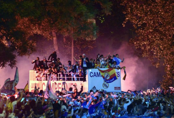 Real Madrid ofrece la Décima a los miles de aficionados en Cibeles