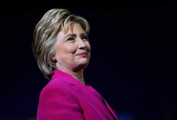 Clinton evita la bala del FBI pero su campaña se tambalea