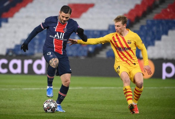 Paris Saint-Germain's Argentinian forward Mauro Icardi (L) and Barcelona's Dutch midfielder Frenkie De Jong fight for the ball with during the UEFA Champions League round of 16 second leg football match between Paris Saint-Germain (PSG) and FC Barcelona at the Parc des Princes stadium in Paris, on March 10, 2021. (Photo by FRANCK FIFE / AFP)