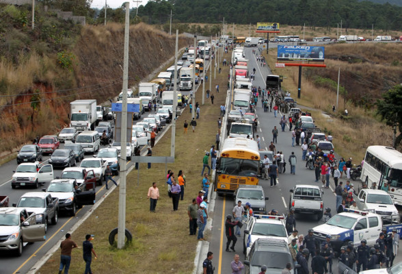 Protestan por bloqueo de llamadas en centros penales de Honduras