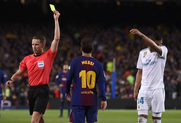 Messi insultó al árbitro en el descanso del clásico: 'Te cagas'