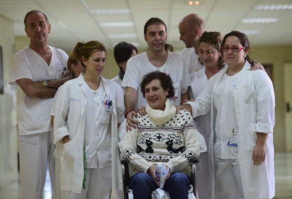 Sale del hospital enfermera afectada por ébola en España