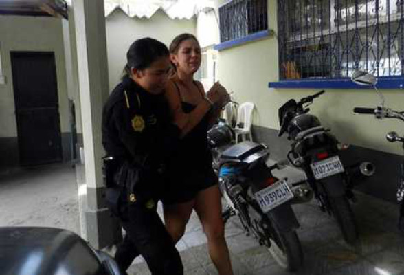 Detienen a hondureña en Guatemala en camioneta robada