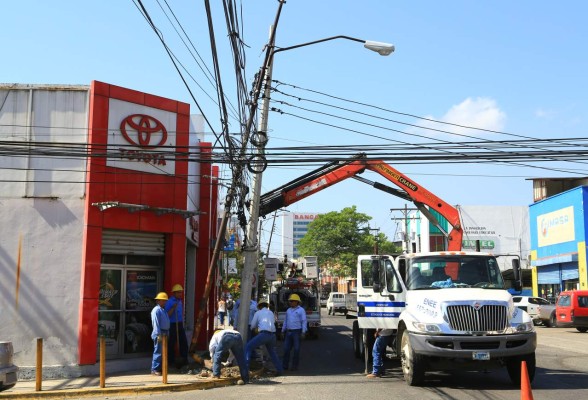 Tras 2 meses cambian poste de energía eléctrica en Guamilito