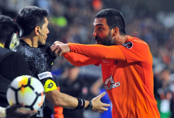 Histórico y fuerte castigo para Arda Turan por agredir y amenazar a un árbitro