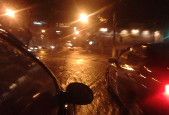 Tormenta con fuertes vientos inunda calles de San Pedro Sula