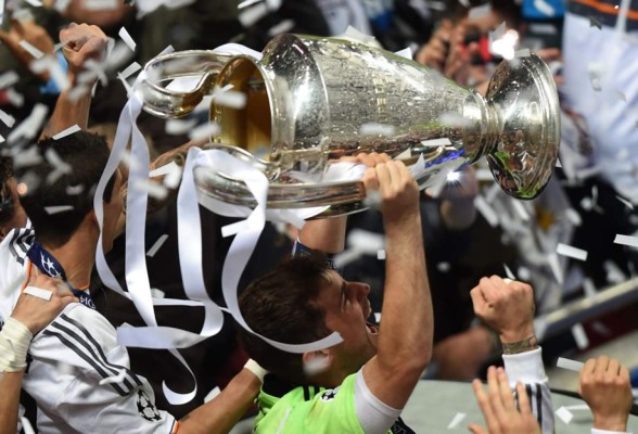 Iker Casillas levantó la 'Orejona' al cielo de Lisboa