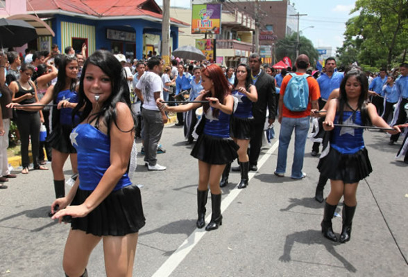 Colorida fiesta cívica en honor a Honduras