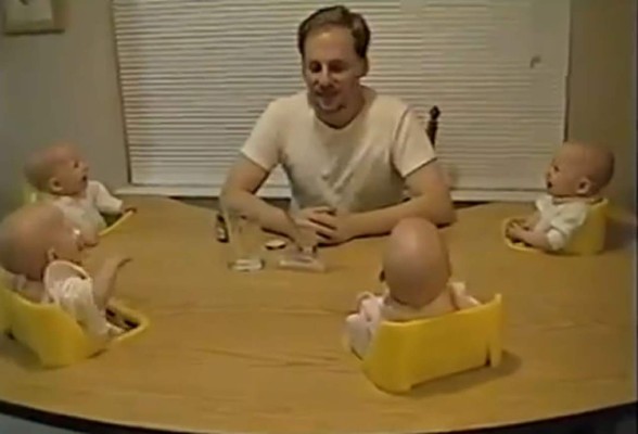 Video: Mira a los bebés cuatrillizos reventados de risa