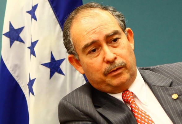 Embajador no violentó ley por ayudar a su prometida