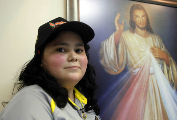 Real España llena de cariño y alegría a Sindy, una niña que sufre de leucemia