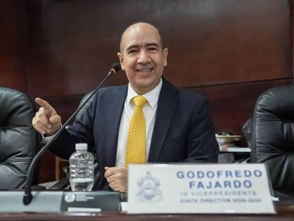 Maneja Adobe, Canva y redes: Godofredo Fajardo defiende el salario de L45 mil de su hija