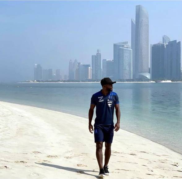 Clayvin Zúniga aprovechó para visitar y relajarse en la playa de Abu Dabi.
