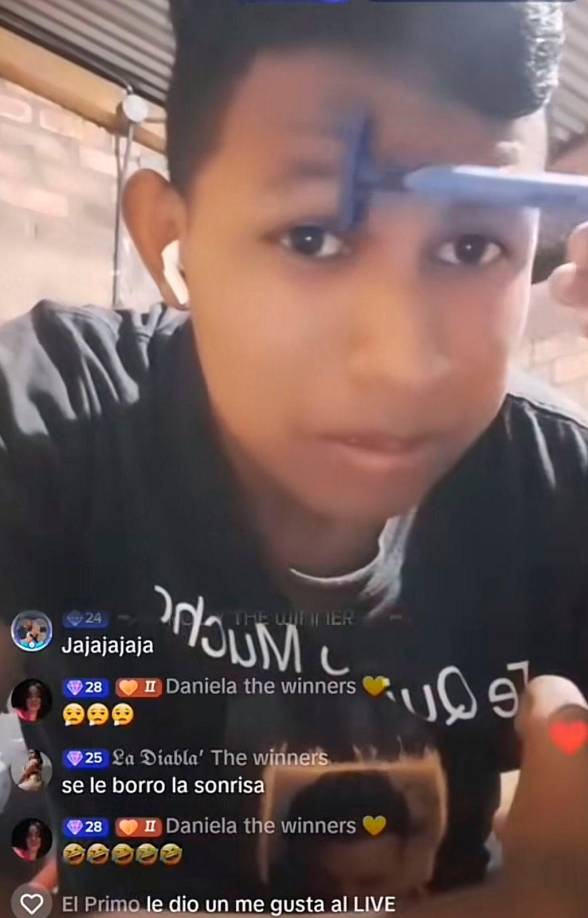 Otros de los tiktokers optan hasta por raparse las cejas tras perder sus batallas o desafiar los regalos a los internautas de la plataforma.