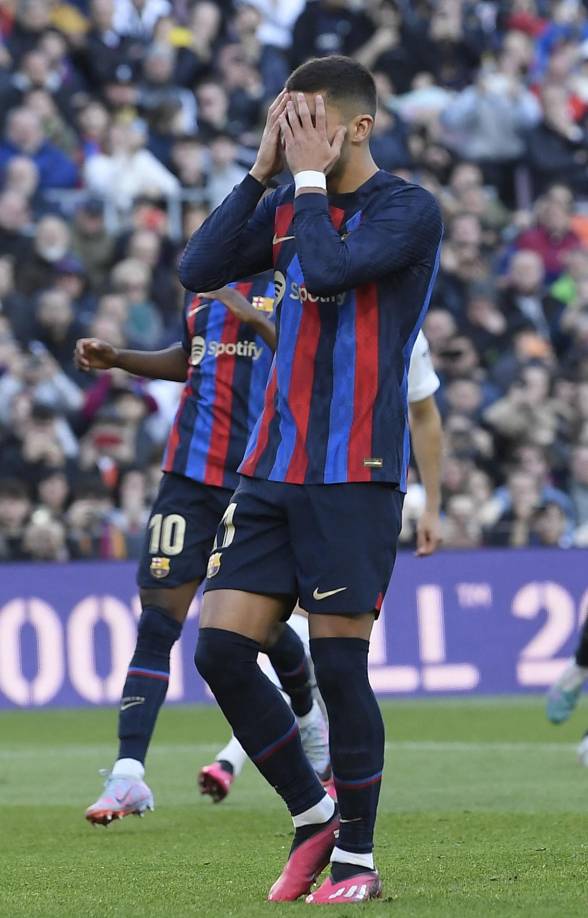 Ferran Torres se llevó las manos al rostro lamentándose del penal que falló ante Valencia.