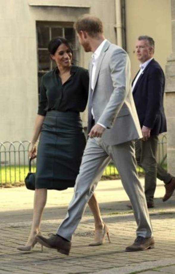 Durante todo el tour por Sussex, Harry y Meghan no pudieron evitar mostrar la complicidad que comparten como esposos.