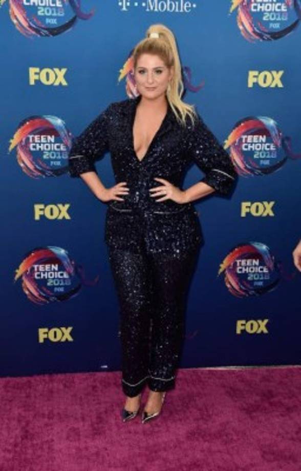 La cantante Meghan Trainor usó un conjunto de lentejuelas que favorecía su silueta.