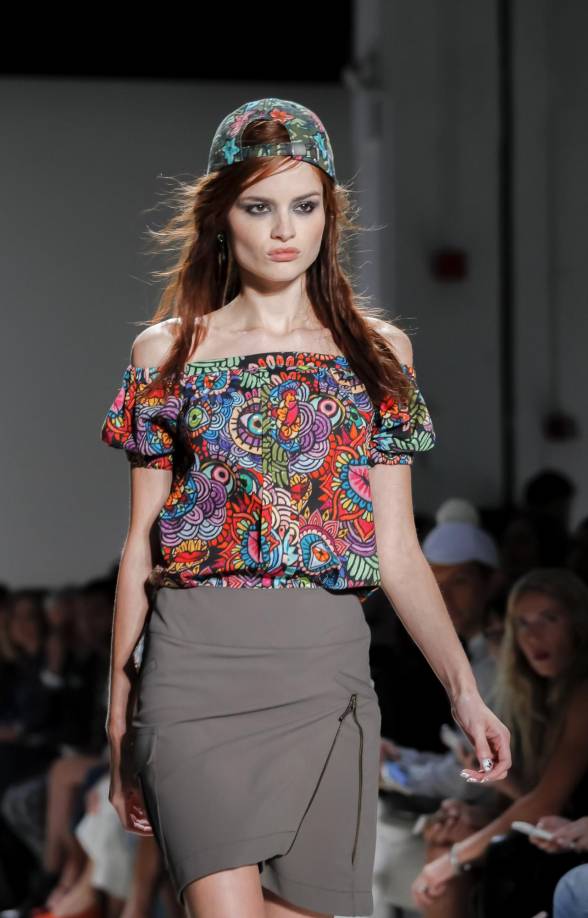 Stephanie Cam camina por la pasarela en el desfile de Nicole Miller durante la Semana de la Moda de Nueva York de primavera de 2016 en The Gallery, Skylight Clarkson Sq., en Manhattan. 