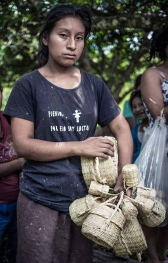 <br/>Los jóvenes guardan un enorme respeto y solemnidad a los mayores que consideran sabios consejeros. Se levantan a las cinco de la mañana para trabajar en los cultivos de ladinos y para fabricar bloques de adobe para construir casas donde viven con sus esposas.
