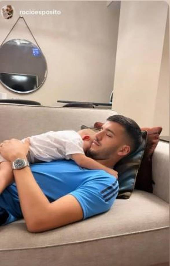 <b>Rocío Esposito</b>, pareja del arquero Gerónimo Rulli subió dos fotos a sus historias de Instagram, una de su hijo ya en el predio de la AFA en Qatar y otra del futbolista junto al nene. 